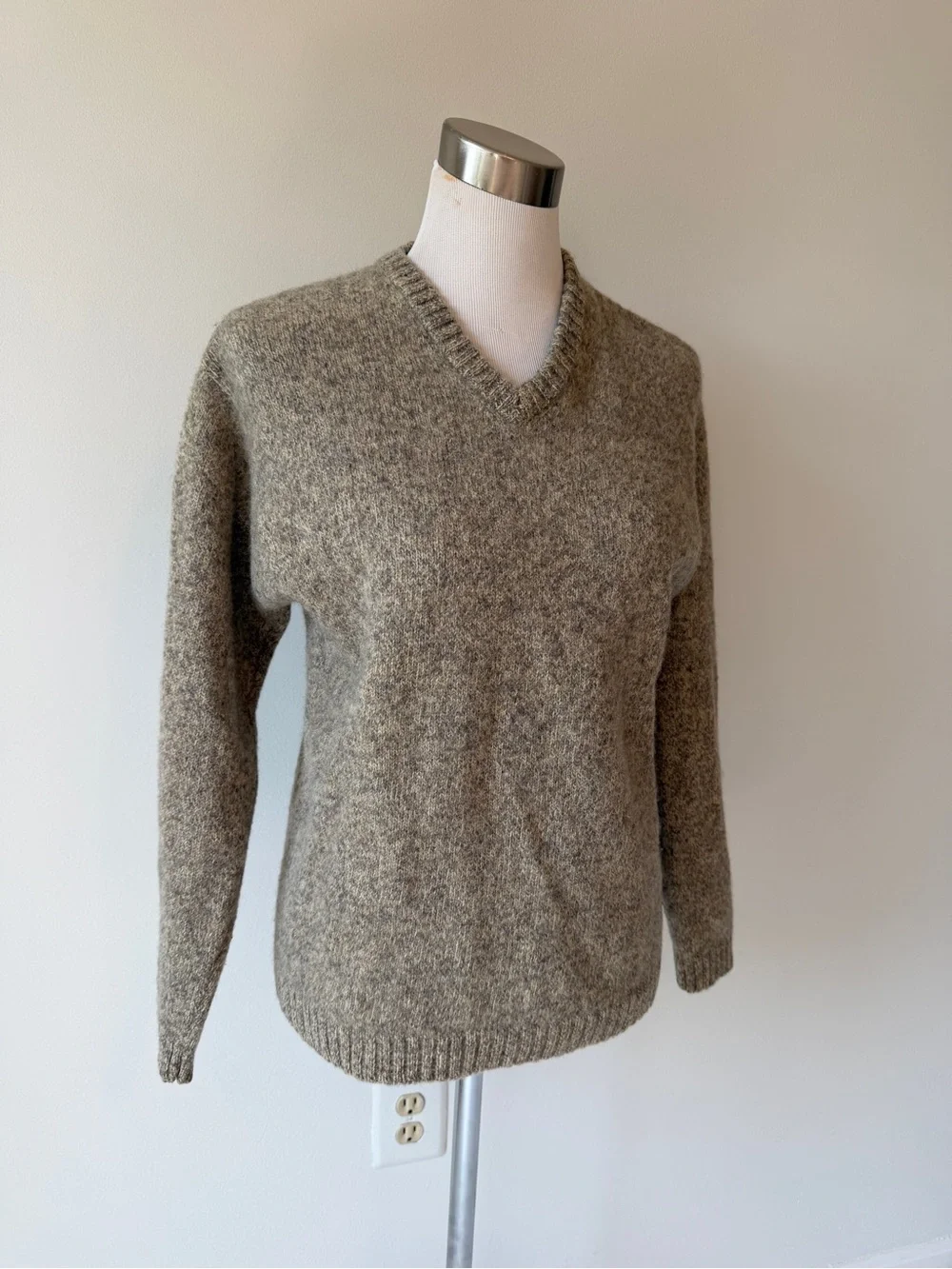 J Crew Tan Oatmeal 100% Shetland Wool Greige V Neck Marled Sweater Pullover, S